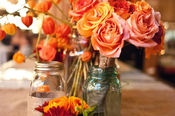 She was inspired by autumnal colors, and incorporated them into the wedding décor.