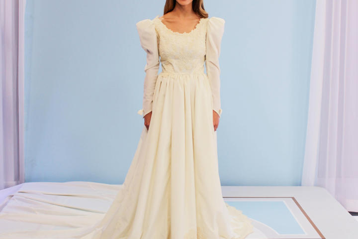 Olivia Kate's mother, on the other hand, channeled Princess Diana back in the 1980s with this borrowed gown. The dress had an impressive 11-foot train, silk-satin puffy sleeves and hand-sewn lace.