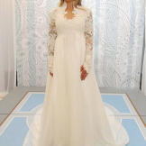 Kelly replaced the skirt with French chiffon and toned down the sleeves of the