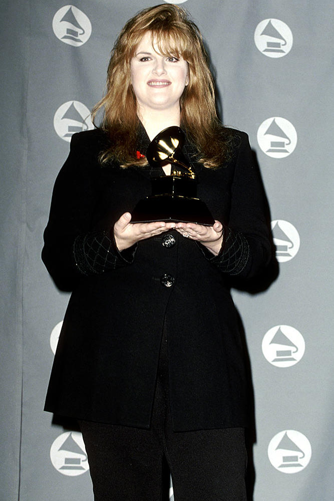 In 1995 Yearwood won her first Grammy for a duet with R&B artist Aaron Neville. Their recording of "I Fall to Pieces" won in the category of Best Country Collaboration with Vocals.