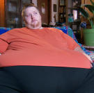 James is sedentary during the day: He sits at work, then he comes home and lounges in front of the TV. Moving around puts great pressure on his joints and causes him a lot of pain.
