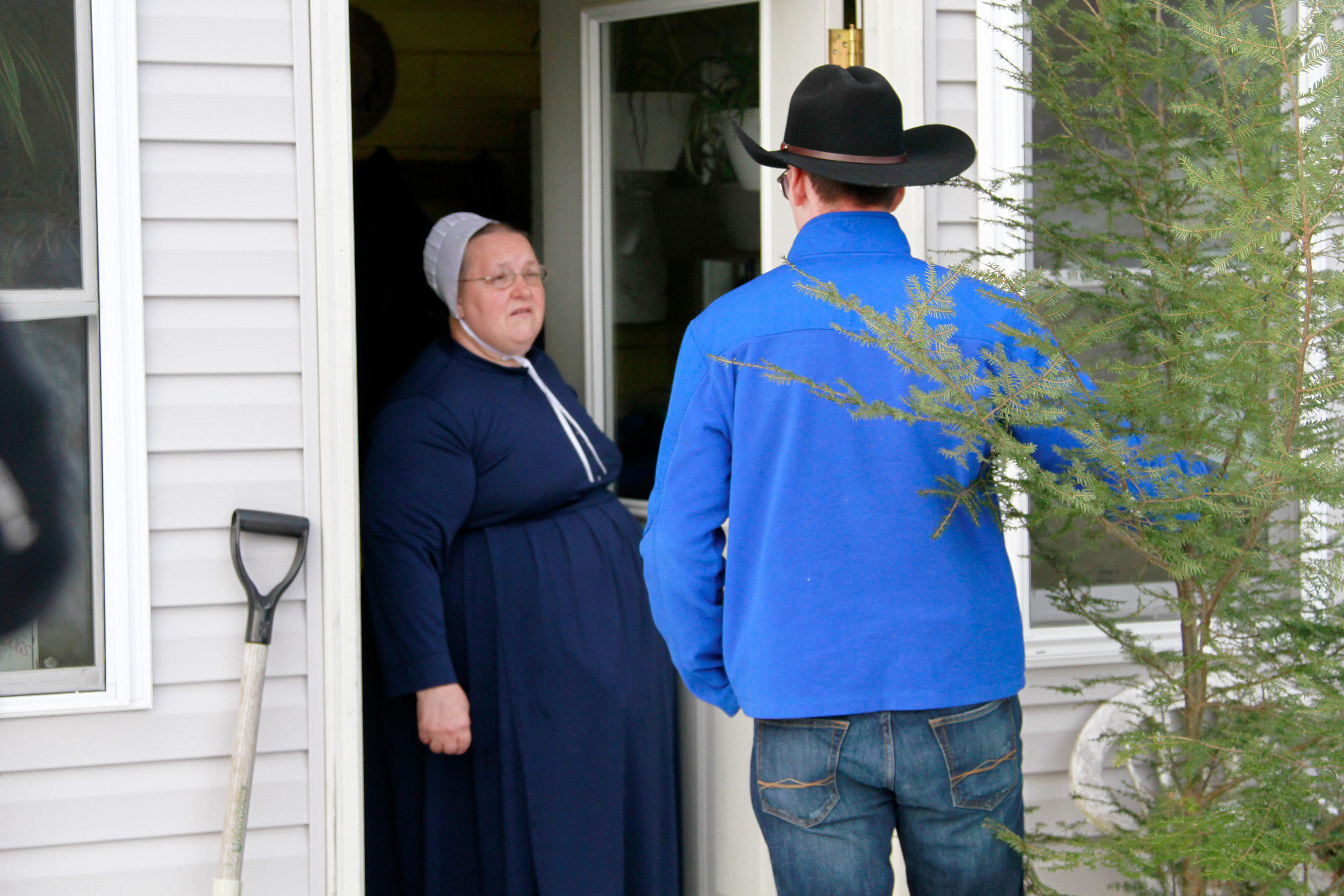 cast members of breaking amish returning to their hometowns and trying to a...