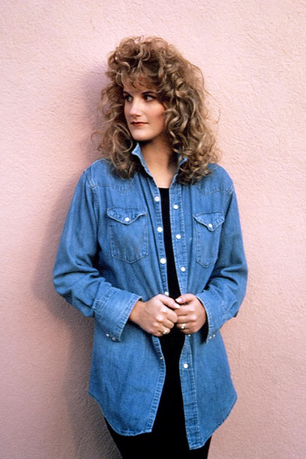Trisha Yearwood poses for a photoshoot in 1991.