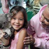 On their trip to Australia, Kate Gosselin watched her daughter Leah hold a koala.