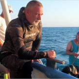 Dave mulls over the upcoming dive while Cody takes on a deck job. Does Cody's commitment to going barefoot bar him from wearing fins?