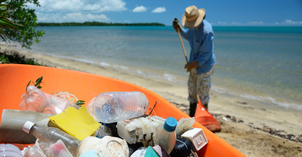 one-man-s-story-has-people-picking-up-trash-worldwide-discovery-blog