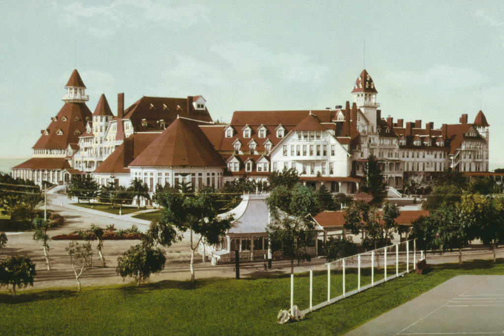 Haunted Hotel Coronado Has A Thanksgiving Ghost Story