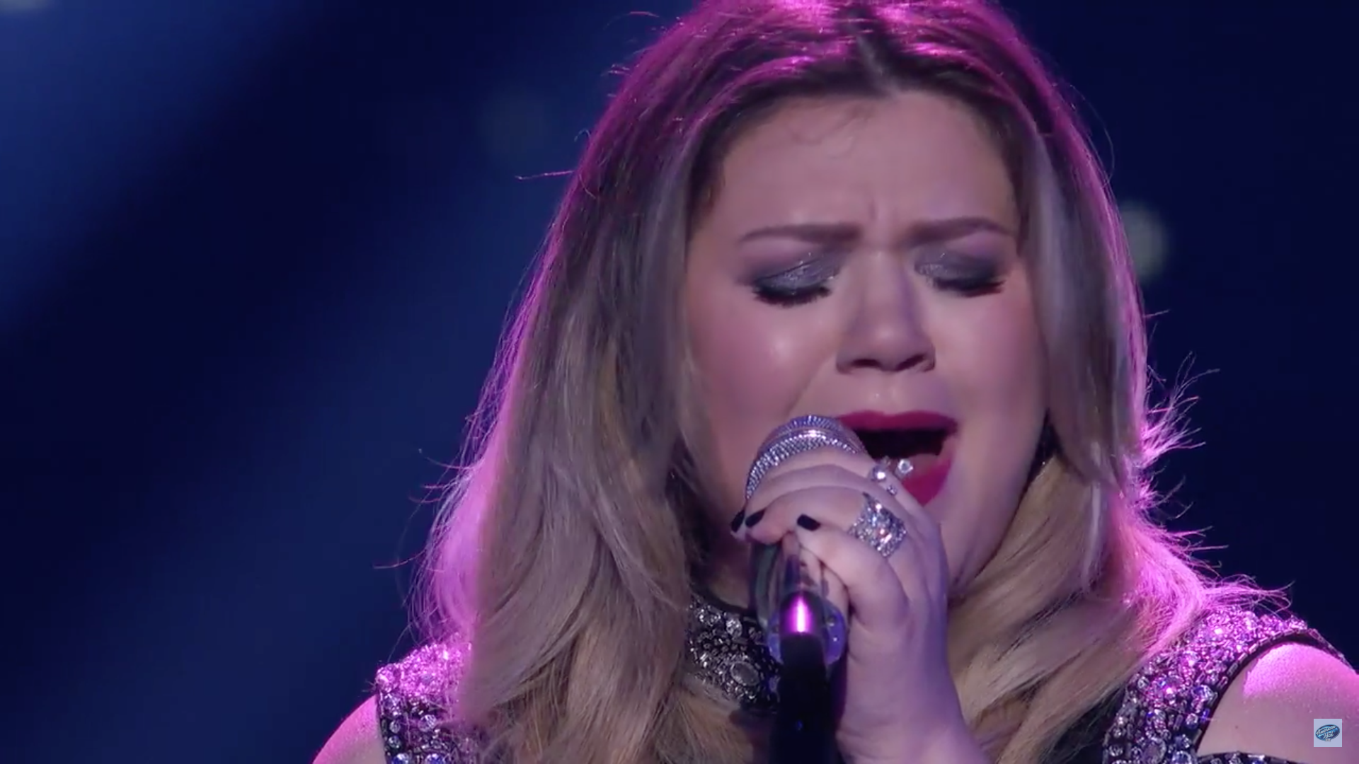 Kelly Clarkson’s Emotional Performance Will Speak to Moms Everywhere ...